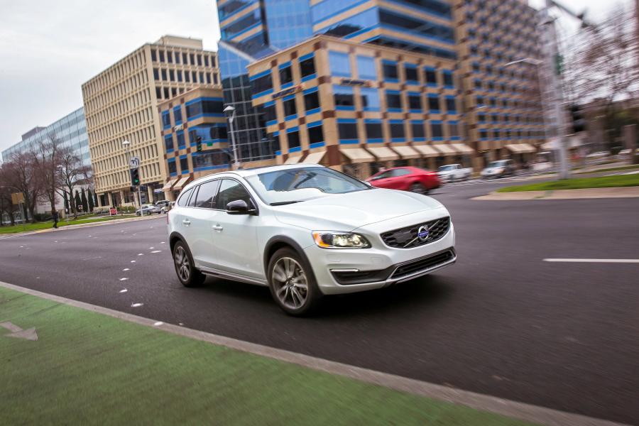  Volvo V60 Cross Country 2015 года  (US) (фото 10 из 23)